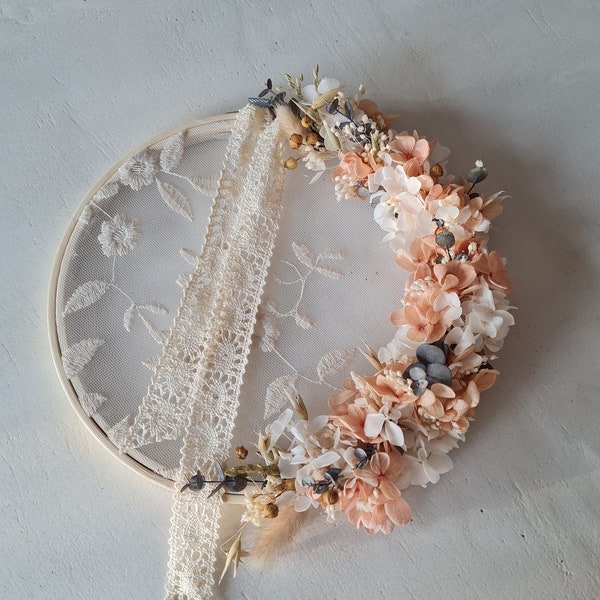 Porte alliances Gabriela pour un mariage romantique & bohème. Un accessoire délicat en fine dentelle et fleurs stabilisées