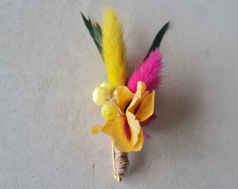 Boutonnière Vitta, pour marié, témoin, garçons d'honneurs. Un accessoire aux couleurs vitaminées, en fleurs séchées et stabilisées.