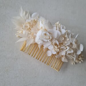 Peigne à cheveux Julia, en hortensia blanc et broom bloom stabilisées. Un accessoire pour vôtre coiffure de mariage, EVJF, anniversaire, image 4