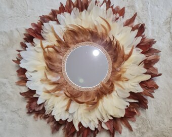 Juju hat aux couleurs chaudes. Miroir à plumes marron & beige. Décoration murale originale en plumes naturelles, pour une ambiance ethnique