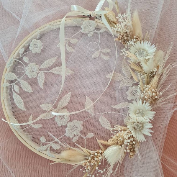 Porte alliances Claire, un accessoire délicat pour un mariage bohème chic. Création confectionnée à partir de fleurs éternelles