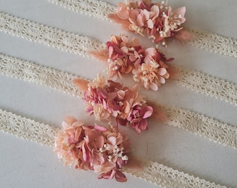 Bruid, bruidsmeisje, getuigenarmband. Een ideaal accessoire voor een boho-bruiloft gemaakt van geconserveerde bloemen, hortensia