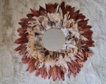 Juju hat aux couleurs chaudes. Miroir à plumes marron & beige. Décoration murale originale en plumes naturelles, pour une ambiance ethnique