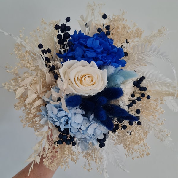 Bouquet de mariée en fleurs séchées et stabilisées, Athéna. Tendance 2024, le bleu cobalt vous démarquera et