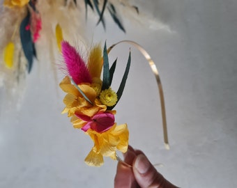 Serre-tête fleuri. Un accessoire idéal pour un mariage vitaminé. Accessoire cheveux Vitta pour demoiselle d'honneur, petite fille