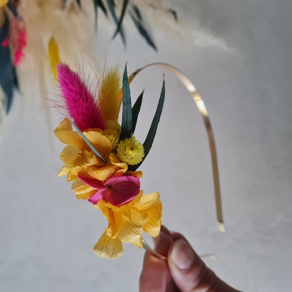 Serre-tête fleuri. Un accessoire idéal pour un mariage vitaminé. Accessoire cheveux Vitta pour demoiselle d'honneur, petite fille