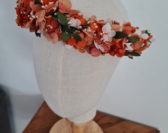 Couronne & Peigne Johanna. Accessoire de cheveux pour mariage bohème, réalisé dans des couleurs tendances, en fleurs séchées et stabilisées.