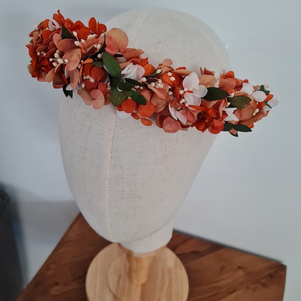 Couronne & Peigne Johanna. Accessoire de cheveux pour mariage bohème, réalisé dans des couleurs tendances, en fleurs séchées et stabilisées.