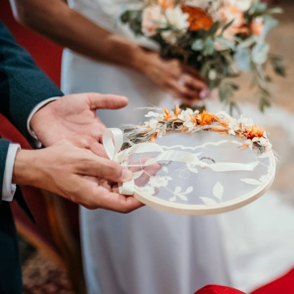 Porte alliances aux tons chauds orangés et vert pour un mariage vitaminé. Un accessoire tendance en fleurs éternelles