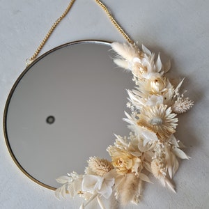 Miroir à chaînette doré et fleurs séchées image 3