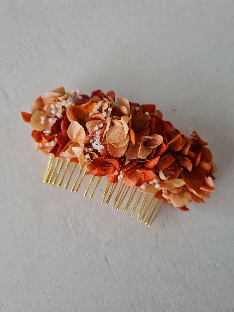 Peigne à cheveux Léana, en hortensia et broom bloom stabilisées. Un accessoire pour vôtre coiffure de mariage, EVJF, anniversaire, image 4