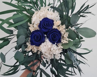 Bouquet de mariée en fleurs séchées et stabilisées, Cassiopée. Pour une touche de peps à votre mariage. Composé eucalyptus, rose, hortensia