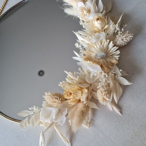 Miroir à chaînette doré et fleurs séchées image 2