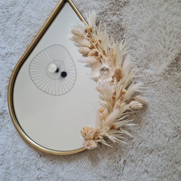 Miroir goutte en fleurs séchées et stabilisées. Miroir doré et beige. Déco intérieure, déco Bohème fait main