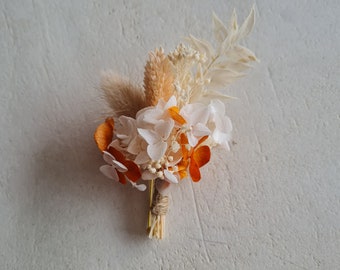 Boutonnière Félicia pour marié, témoin, garçons d'honneurs. Accessoire réalisé en fleurs séchées et stabilisées.