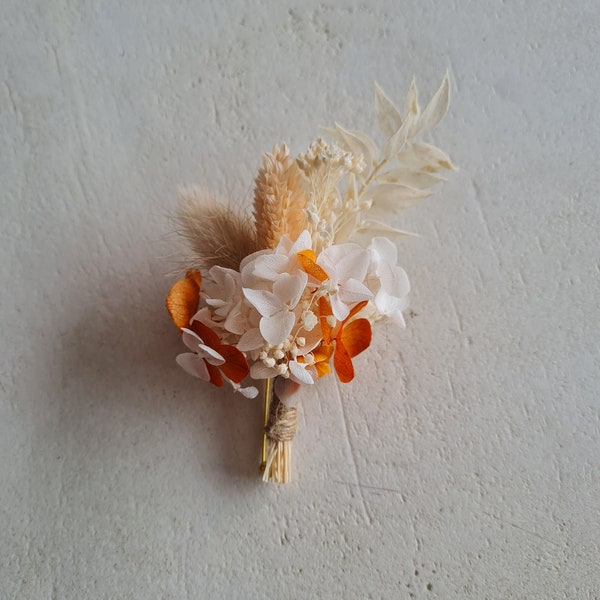 Boutonnière Félicia pour marié, témoin, garçons d'honneurs. Accessoire réalisé en fleurs séchées et stabilisées.