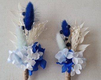 Boutonnière Athéna, adopez le bleu cobalt pour un mariage tendance. Accessoire pour marié, témoin, garçon d'honneur, en fleurs éternelles