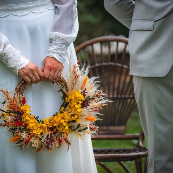 Bouquet de mariée en fleurs naturelles séchées et stabilisées. Un bouquet couronne original qui changera du bouquet traditionnel.
