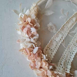 Porte alliances Elia pour un mariage romantique & bohème. Un accessoire délicat en fine dentelle et fleurs stabilisées image 3