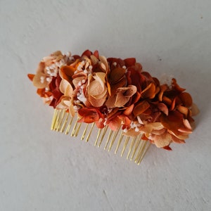 Léana hair comb, in stabilized hydrangea and broom bloom. An accessory for your wedding hairstyle, bachelorette party, birthday,