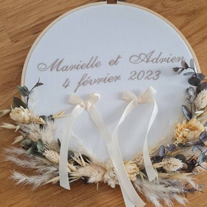 porte alliances brodé personnalisé à vos prénoms. Confectionné à partir de fleurs naturelles. Un accessoire tendance pour votre mariage image 2