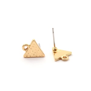Könnte beinhalten: Ein Paar goldene Ohrring-Findings in Dreiecksform mit einer strukturierten Oberfläche. Die Ohrring-Findings haben eine kleine Schlaufe oben und einen Stift hinten.
