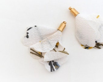 10 Pompons en tissu blanc et doré 45 mm