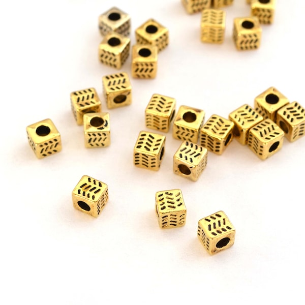 25 perles cubes doré en métal 4,5 mm