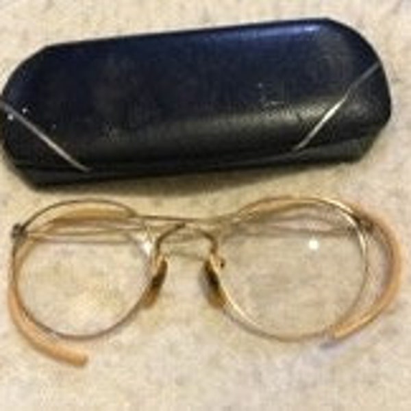 Vintage GOLD Wire Rim Eyeglasses. 1960s Round Frame Readers in Original Case, Excellent Ready to Wear Condition & Ships Free.