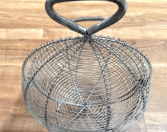 Cesta para huevos de alambre francesa vintage. Cesta de malla con asas, años 40. ¡Excelente estado y envío gratuito!