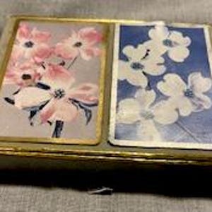 Cartes à jouer vintage du Congrès. Boîte à deux étages NOS des années 1960, neuve et inutilisée, motif cornouiller dans sa boîte d'origine, bon état ! Livraison gratuite !