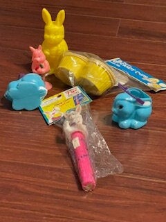 ビンテージ キャンディコンテナ バニー 3色 ビンテージ プラスチック イースター バニー。1980 年代の