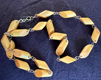 Colar vintage de baquelite. Contas cor caramelo dos anos 1940, 76 cm (30 polegadas), 18 contas de 2,5 cm (1 polegada), excelente estado de conservação, frete grátis.