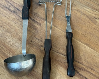 Utensilios de cocina vintage Cutco. Lote de tres utensilios con mangos marrones en espiral: tenedor, cucharón y mezclador. ¡Excelente precio y envío gratis!