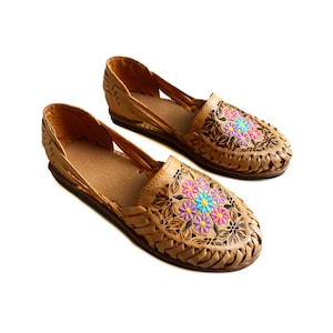 Sandały damskie Huarache. 100% skórzane, meksykańskie buty Huarache Summer. Pastelowe kwiaty. Styl boho. Hippie.