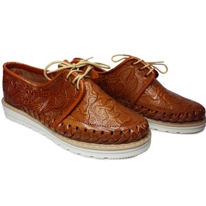 Mexikanische Huarache-Derby-Schuhe aus bearbeitetem Leder.