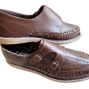 Puede incluir: Zapatos de cuero marrón con un diseño tejido y cierres de hebilla. Los zapatos tienen una suela marrón claro.