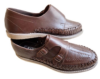 Könnte beinhalten: Braune Lederschuhe mit geflochtenem Design und Schnallenverschlüssen. Die Schuhe haben eine hellbraune Sohle.