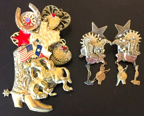 Whimsical Texas Themed Brooch and Earrings w/ Boo… - image 1
