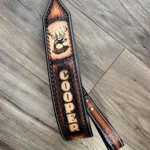 Écharpe en cuir / sangle - repoussé à la main - personnalisé - bracelet en cuir fait main-personnalisé - cadeau personnalisé pour la fête des pères - cadeau de garçon d'honneur