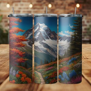 Puede incluir: Tres vasos de acero inoxidable con diferentes escenas de montaña. El primer vaso presenta una montaña con follaje otoñal, el segundo vaso presenta una montaña cubierta de nieve y el tercer vaso presenta una montaña con un bosque.