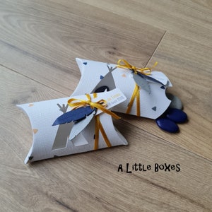 Boîte à dragées thème tipi, plume bleu, jaune et gris