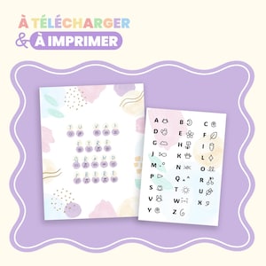 Puede incluir: Dos hojas imprimibles con un borde morado claro. Una hoja tiene el texto "TU VAS ETRE GRAND FRERE" en azul con acentos florales. La otra hoja muestra el alfabeto con símbolos decorativos.