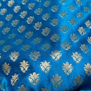 Tessuto di seta broccato blu cobalto - Tessuto decorativo colorato - Vendita in base alla dimensione del tessuto - Piccolo motivo floreale dorato - Seta sari indiana tessuta