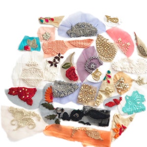 以下が含まれることがあります： 花柄、幾何学模様、葉っぱのデザインなど、刺繍のディテールが施されたカラフルなファブリックアップリケの詰め合わせ。アップリケはレース、チュール、ベルベットなど、さまざまな素材で作られています。