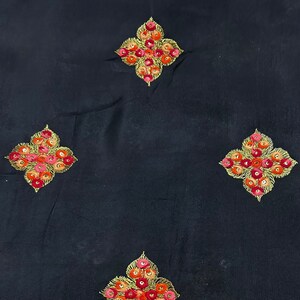 黒のクレープ シルク刺繍生地 | 生地サイズ別販売 | 装飾用軽量シルク生地 | インド刺繍 - カラフルな花のモチーフ