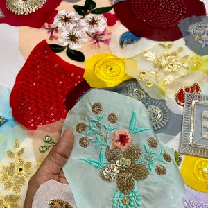 Saco surpresa com retalhos de tecido - Recortes de material indiano - Pacote misterioso de recortes de tecido, motivos florais - Qtd. 10 peças - Detalhes variados