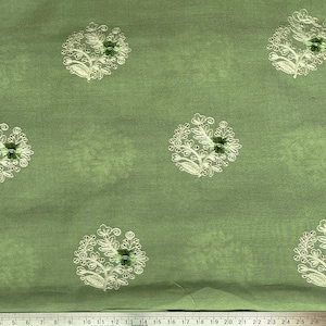 オリーブグリーンの刺繍入りコットン生地 | 装飾的なインドの軽量織物 | 糸刺繍 | 生地サイズ別販売 | 花のモチーフ