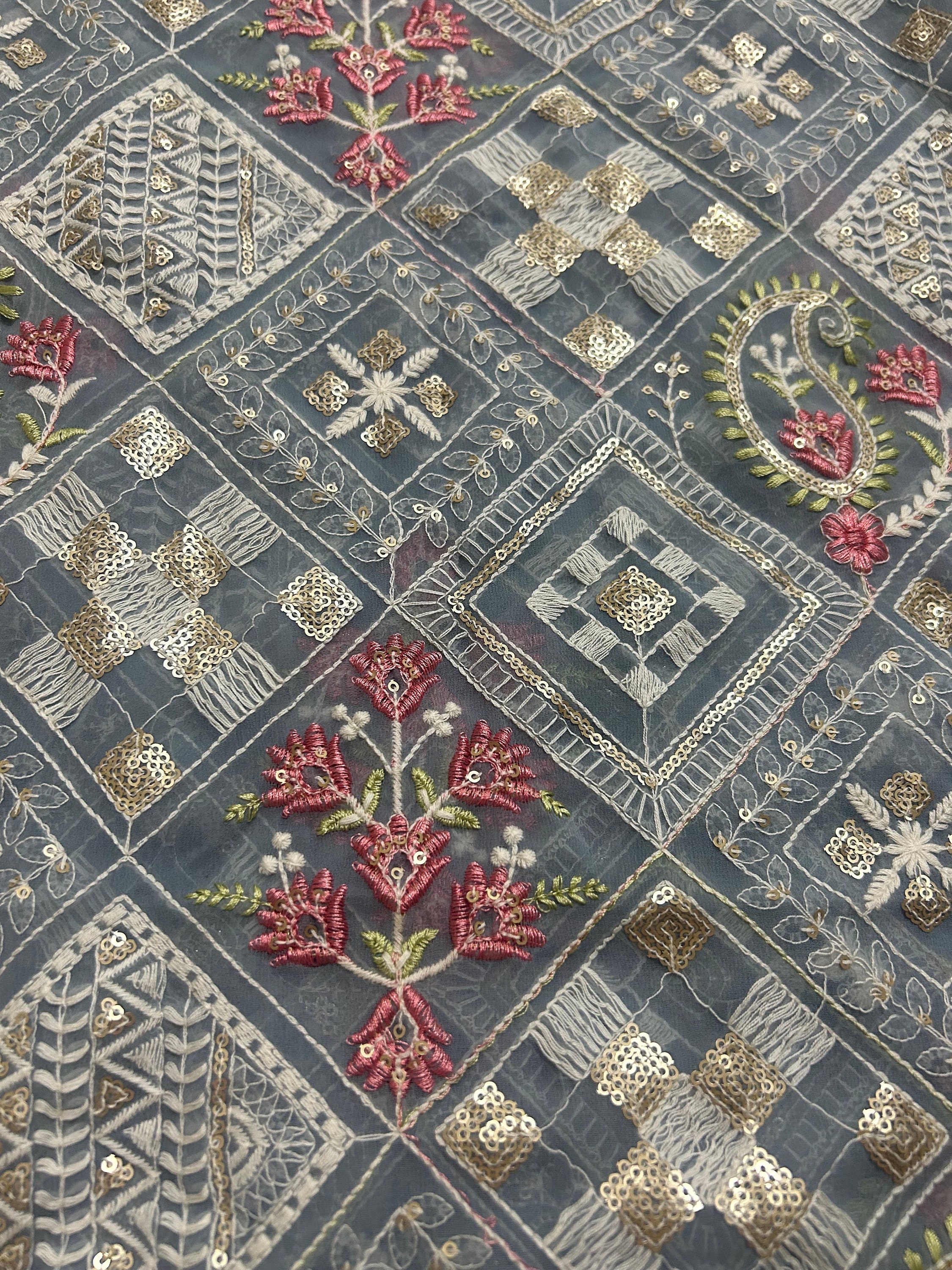 Transparent indien brodé gris | Vente par dimension de tissu | Soie décorative légère | Broderie avec fils floraux colorés, or, paillettes