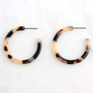 Blonde Tortoise Shell Hoops Earring Findings, 1 Pair, Small Round Hoops Tortoise Jewelry, Blonde Tortoiseshell Ear Hoops, EAR021-30-WT image 1